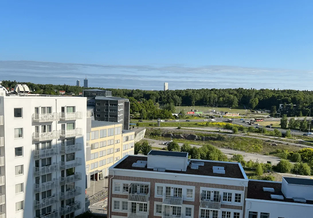 trädvård och beskärning i fastighetens utemiljö – bostadsområde med grönska
